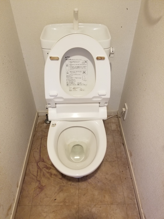 調布市の汚れたトイレで悩んでいる方ご相談下さい。ゴミ屋敷清掃センターが解決致します。