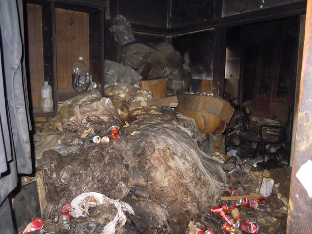 板橋区でゴミ部屋の片付けの依頼があり、作業を行いましたが部屋の中は人糞やオシッコが大量にあり大変な作業でした。