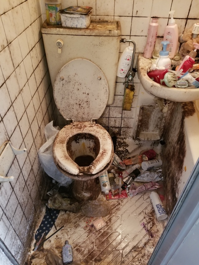 新座市の汚れたトイレ、お風呂の掃除はゴミ屋敷清掃センターにご相談下さい。