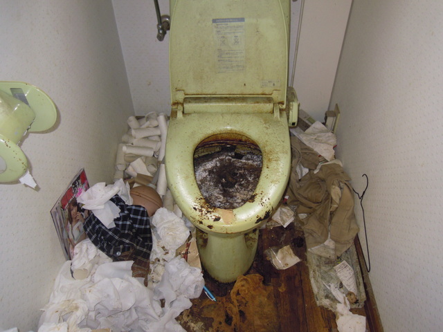 ゴミ屋敷・ゴミ部屋・汚部屋のトイレはこのような状況がよくあります。ゴミ屋敷清掃センターではこのような糞、尿で汚れたトイレ清掃のノウハウがありますので、お気軽にご相談下さい。