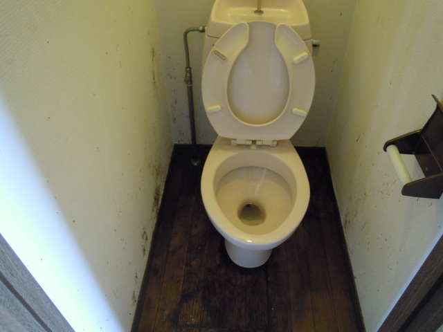 ゴミ屋敷清掃センターではトイレ内のゴミの処分、片付けや清掃も行います。ノウハウのある専門業者ゴミ屋敷清掃センターにご相談下さい。