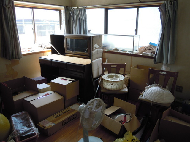 新座市ゴミ屋敷清掃センターゴミ屋敷・汚部屋・ゴミ部屋片付け、清掃・処分の作業等どのようにすれば良いか分からずお悩みになると思います。まず必要な物、不必要な物をお聞きし、仕分けを行い作業を致しますまた、立会はしても、無くても大丈夫です。  作業は１日で終わる時はありますが、ゴミの量や搬出条件で変わります。  夜間作業や早朝作業対応可能です。ゴミ屋敷清掃センターではお客様の要望にお応え出来るよう心掛けております。