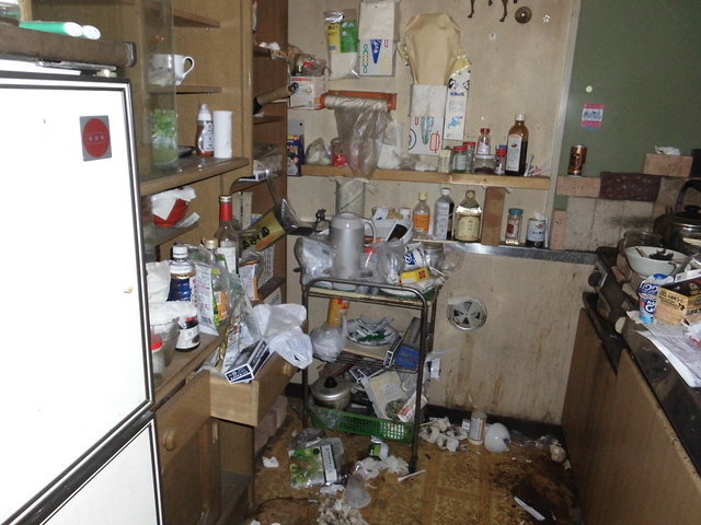 板橋区ゴミ屋敷清掃センターお客様が納得いたしましたら、片づけ、清掃をおこないます。  安心・丁寧な作業を心掛けております。
