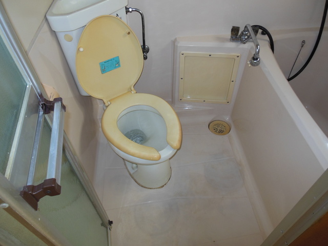 人糞で汚れたトイレ清掃はゴミ屋敷清掃センターにお任せ下さい。