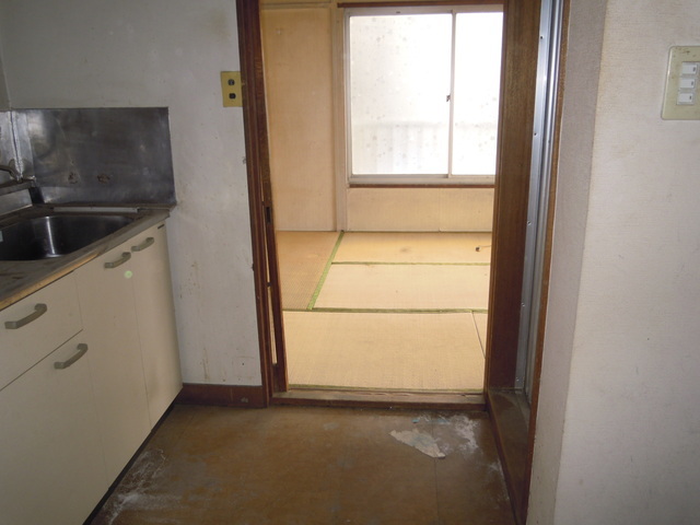 調布市でゴミ部屋片付けは専門業者ゴミ屋敷清掃センターにゴミ部屋のペットボトルの中にオシッコや尿が入っている。糞尿の片付け業者専門会社ゴミ屋敷清掃センター