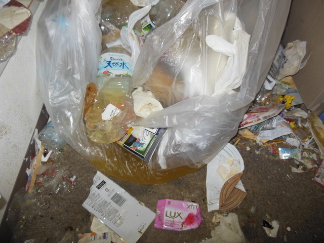 ゴミ屋敷、ゴミ屋敷の汚部屋はよく尿入りペットボトルがあります。ゴミ屋敷清掃センターはペットボトルの中を出してペットボトルを洗浄して処分をしております。