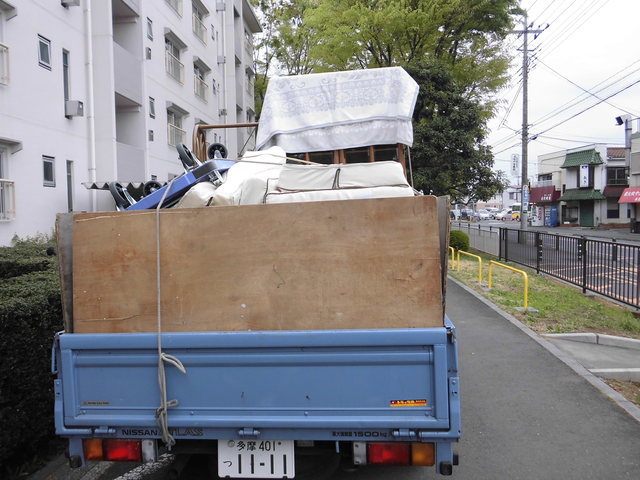 通常のゴミ処理とは違って、ゴミ屋敷となると、ゴミの処理にも色々な危険が伴います。まず第1に身体的危険が伴います。例としては、ゴミの山が崩れてきたり、先が尖ったゴミなどで怪我したりと危険です。次に危険なのが衛生的な問題です。ゴミ屋敷は当然のことながら衛生的に非常に悪い環境であり、その中での作業になるのでとても危険となります。また、ゴミ屋敷では、ひどい悪臭や、蚊やハエ、ゴキブリなどの害虫の大量発生に悩まされたりと、非常につらい作業となります。  こうゆう観点からも、ゴミ屋敷の処理は専門業者の方に任せたほうが無難だと思います。また、ゴミ屋敷になると、1人ではどうすること出来ないと思います。まずは、専門業者または市や役所に一度相談してみてはいかがでしょうか？  近年、自らの敷地内外にごみを溜め込んでしまい、近隣の生活環境に影響を与えているいわゆるごみ屋敷が社会問題となっています。本市においても、敷地内外にごみが集積されることで、近隣の生活環境を損なう、ごみ屋敷が確認されており、対応に苦慮している現状があります。