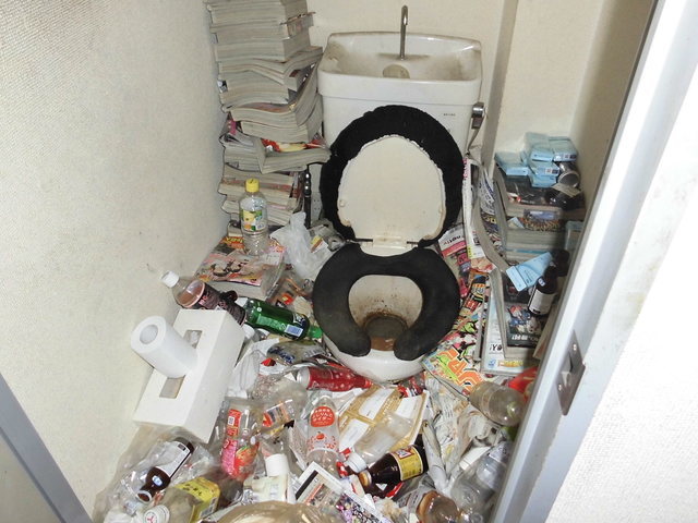 ゴミ屋敷片付け業者はトイレ清掃や糞尿の清掃まで出来るゴミ屋敷清掃センターにご相談下さい。