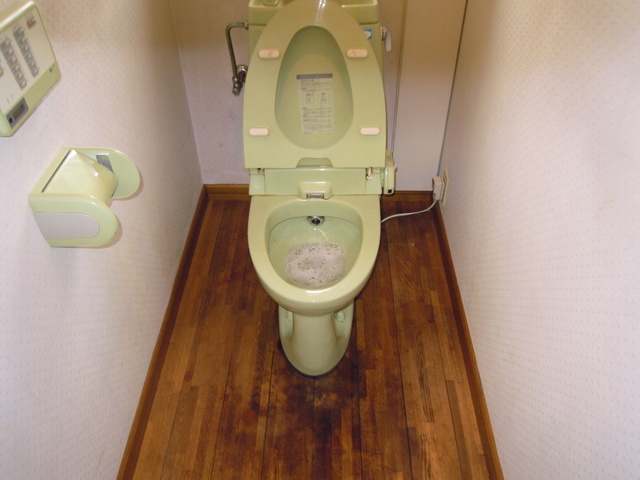 トイレ清掃は糞やゴミで汚れているとこがよくあります。トイレ綺麗した方良いでしょう。