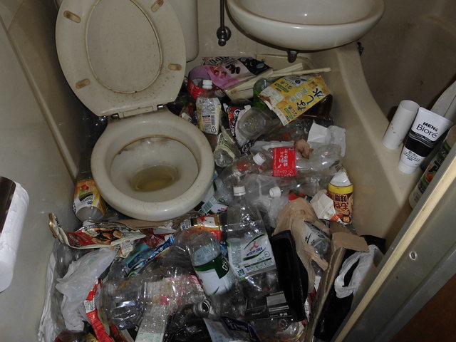 ゴミ屋敷片付け業者　小金井市で糞尿の清掃はゴミ屋敷清掃センターにご相談下さい。