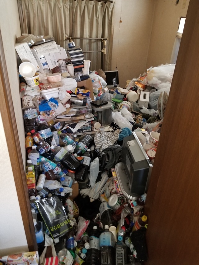 埼玉県川越市でゴミ屋敷のお部屋で尿入りペットボトルがありどうしたら良いかわからない方はゴミ屋敷清掃センターにご相談下さい。