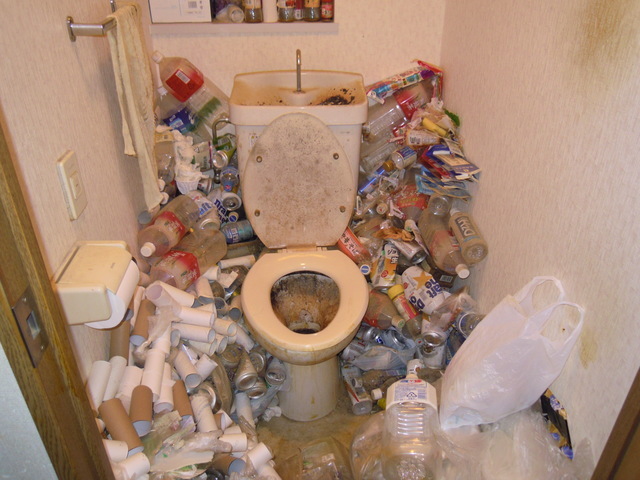 トイレのゴミ屋敷片付け・清掃は専門業者にお任せ下さい。