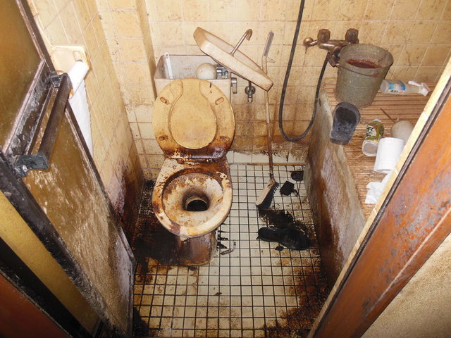ゴミ屋敷トイレ清掃、浴室清掃はゴミ屋敷清掃センター