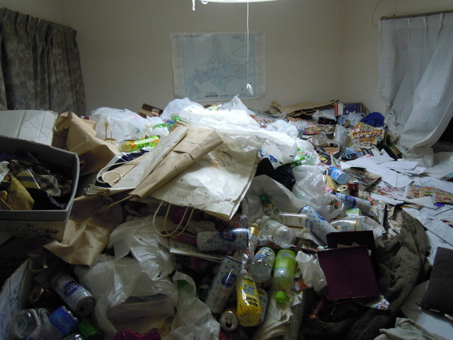 ゴミ屋敷清掃とは 法律上は、「一般廃棄物」と「特別管理一般廃棄物」のみである。 「事業系一般廃棄物」という言葉は、便宜上よく使われるが、法律に定義された言葉ではなく、処理方法や規制などに関しての法律上の取り扱いは家庭ゴミと何ら変わらない。一般に「ごみ」とされる物についても法的には所有権が存在しており、第三者から見て明らかにごみが堆積していても、本人が「ごみではない」と主張した場合、近隣住民や行政が介入し強制的に排除することは困難である。