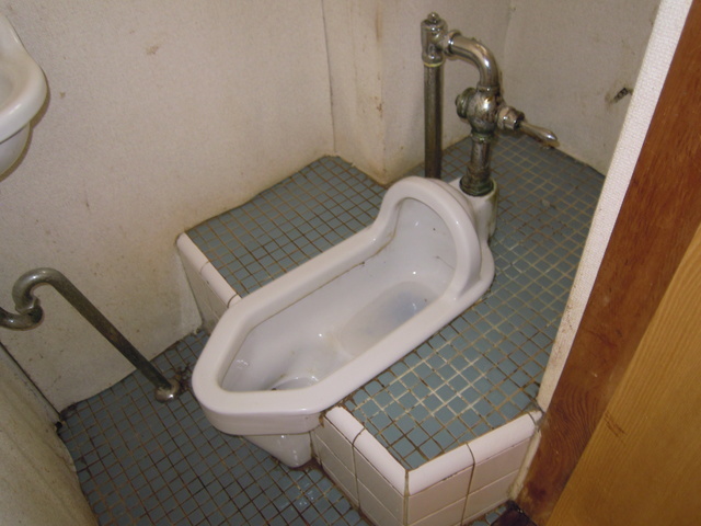 トイレは汚れている衛生的にもよくありません。トイレ清掃はゴミ屋敷清掃センターにお任せ下さい。